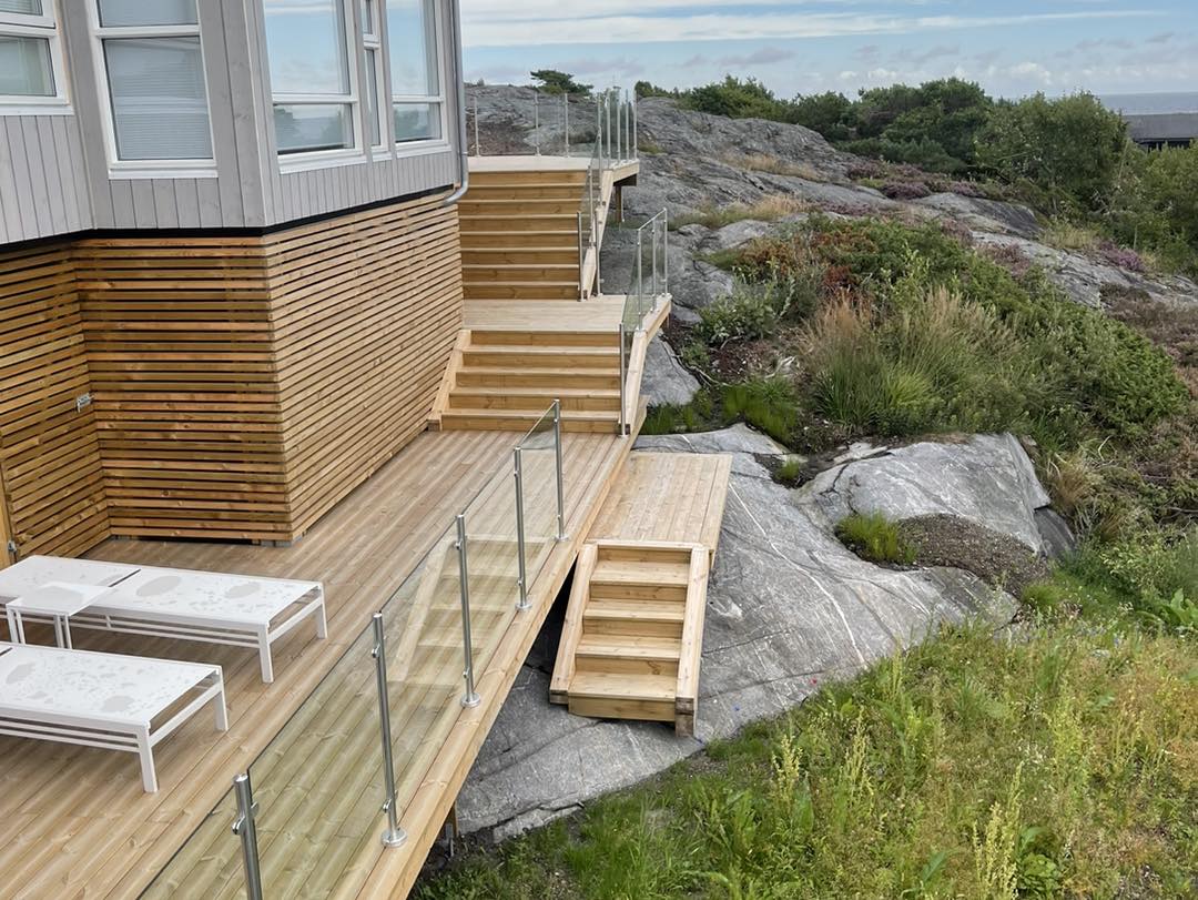 Terrasse og glassrekkverk